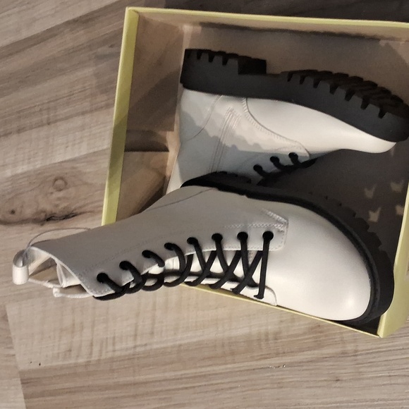 Art Class Cream Combat Boots/Size:::1 - Picture 7 of 10